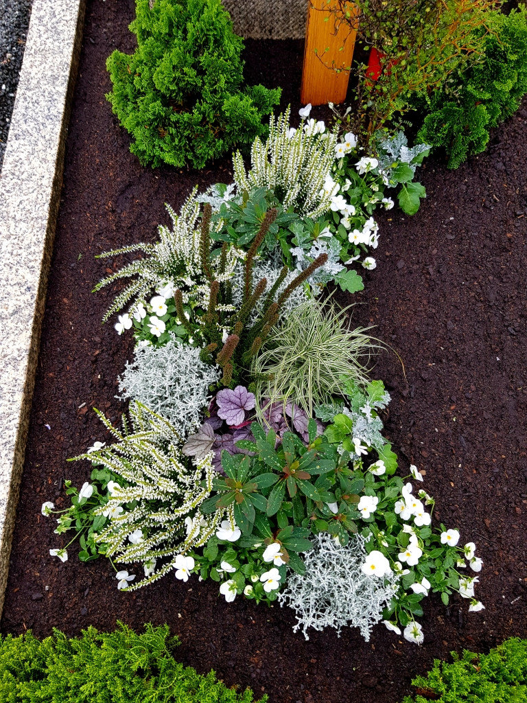 Grabpflege von Gärtnerei Bauer Gartenbau-Floristik